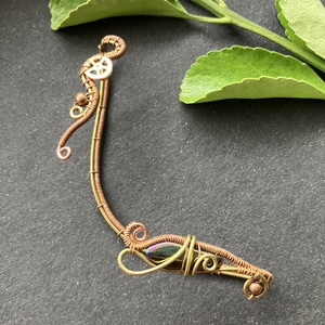 Sárgaréz és vörösréz fülékszer metálzöld gyönggyel - ékszer - fülbevaló - fülékszer - Meska.hu