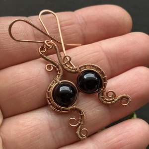 Vörösréz és onix fülbevaló - ékszer - fülbevaló - lógó fülbevaló - Meska.hu