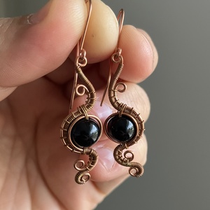 Vörösréz és onix fülbevaló - ékszer - fülbevaló - lógó fülbevaló - Meska.hu