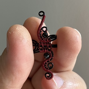 Fekete és piros fülgyűrű spinellel - ékszer - fülbevaló - fülgyűrű - Meska.hu