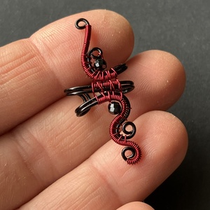 Fekete és piros fülgyűrű spinellel - ékszer - fülbevaló - fülgyűrű - Meska.hu