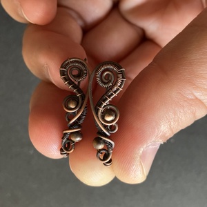 Réz kúszó fülbevaló - ékszer - fülbevaló - pötty fülbevaló - Meska.hu