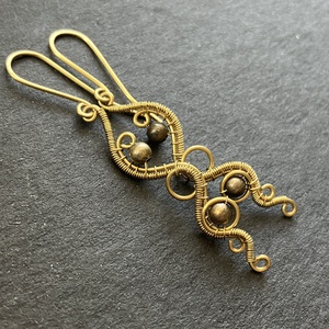 Sárgaréz lógós fülbevaló - Meska.hu