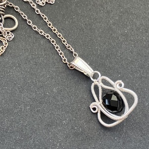 Ezüst és fekete nyaklánc - ékszer - nyaklánc - medálos nyaklánc - Meska.hu