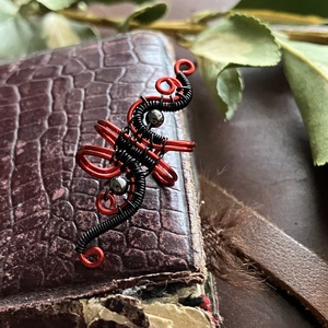 Piros és fekete fülgyűrű - ékszer - fülbevaló - fülgyűrű - Meska.hu