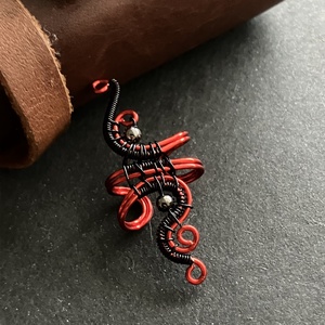 Piros és fekete fülgyűrű - ékszer - fülbevaló - fülgyűrű - Meska.hu