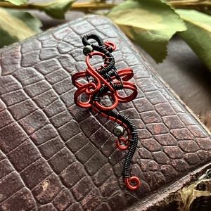 Piros és fekete nagy fülgyűrű - ékszer - fülbevaló - fülgyűrű - Meska.hu