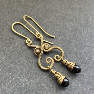 Sárgaréz és fekete fülbevaló, Ékszer, Fülbevaló, Lógó fülbevaló, Ékszerkészítés, Fémmegmunkálás, MESKA