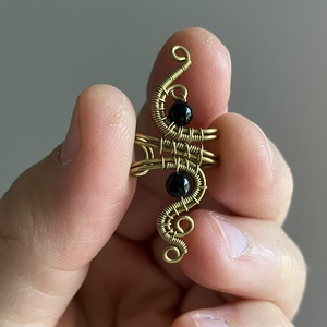 Sárgaréz és ónix fülgyűrű - ékszer - fülbevaló - fülgyűrű - Meska.hu