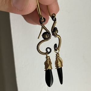Sárgaréz és fekete fülbevaló - ékszer - fülbevaló - lógó fülbevaló - Meska.hu