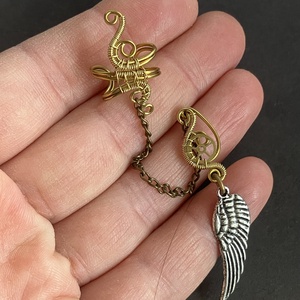 Sárgaréz láncos fülgyűrű szárnnyal - ékszer - fülbevaló - fülgyűrű - Meska.hu