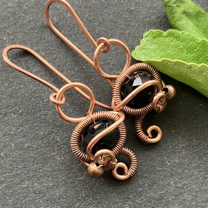 Réz és fekete fülbevaló - ékszer - fülbevaló - lógó fülbevaló - Meska.hu