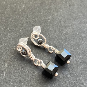 Ezüst és fekete pici bedugós fülbevaló, Ékszer, Fülbevaló, Lógó fülbevaló, Ékszerkészítés, Fémmegmunkálás, MESKA