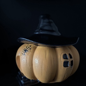 Boszorkánykalapos tökházikó  kézzel festett kerámia dekoráció - otthon & életmód - dekoráció - halloween - halloweeni dekoráció - Meska.hu