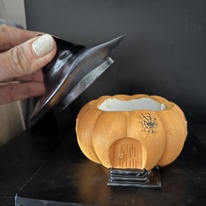 Boszorkánykalapos tökházikó  kézzel festett kerámia dekoráció - otthon & életmód - dekoráció - halloween - halloweeni dekoráció - Meska.hu