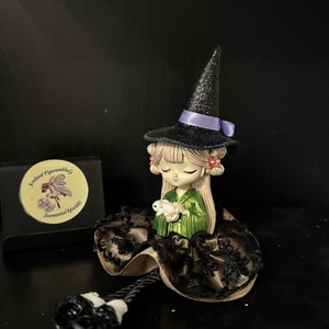 Ücsörgő lógó lábú boszi boszorka kézműves dekoráció , Otthon & Életmód, Dekoráció, Halloween, Halloweeni dekoráció, Varrás, Gipszöntés, MESKA