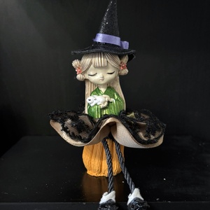 Ücsörgő lógó lábú boszi boszorka kézműves dekoráció  - otthon & életmód - dekoráció - halloween - halloweeni dekoráció - Meska.hu