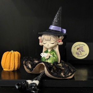 Ücsörgő lógó lábú boszi boszorka kézműves dekoráció  - otthon & életmód - dekoráció - halloween - halloweeni dekoráció - Meska.hu