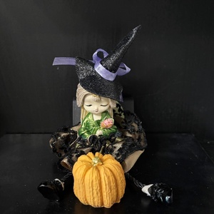 Ücsörgő lógó lábú boszi boszorka kézműves dekoráció - otthon & életmód - dekoráció - halloween - halloweeni dekoráció - Meska.hu