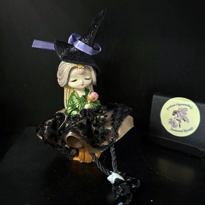 Ücsörgő lógó lábú boszi boszorka kézműves dekoráció - otthon & életmód - dekoráció - halloween - halloweeni dekoráció - Meska.hu