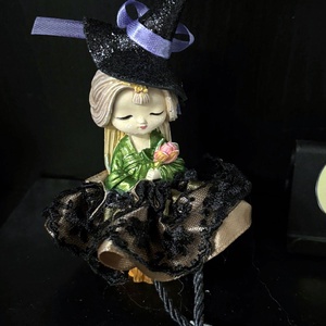 Ücsörgő lógó lábú boszi boszorka kézműves dekoráció, Otthon & Életmód, Dekoráció, Halloween, Halloweeni dekoráció, Varrás, Gipszöntés, MESKA