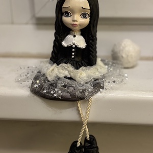 Wednesday lógó lábu kézműves félbaba - karácsony - karácsonyi lakásdekoráció - ünnepi asztaldekoráció - Meska.hu