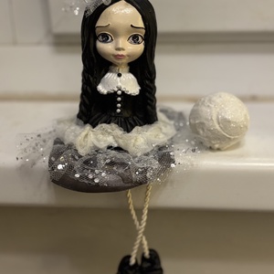 Wednesday lógó lábu kézműves félbaba - karácsony - karácsonyi lakásdekoráció - ünnepi asztaldekoráció - Meska.hu