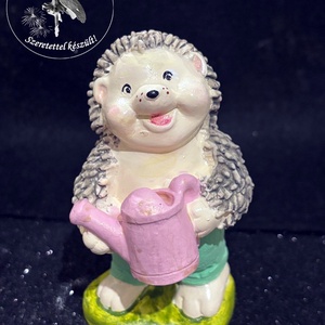 Sün Misi kertészkedik kézműves figura - Meska.hu