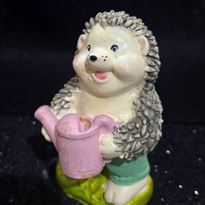 Sün Misi kertészkedik kézműves figura - kellékek & szerszámok - dekorációs kellékek - figurák - Meska.hu