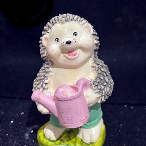 Sün Misi kertészkedik kézműves figura - kellékek & szerszámok - dekorációs kellékek - figurák - Meska.hu