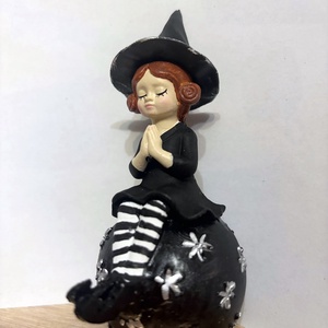 Gömbön ülő boszorkány kislány 11 cm - otthon & életmód - dekoráció - halloween - halloweeni asztaldísz - Meska.hu