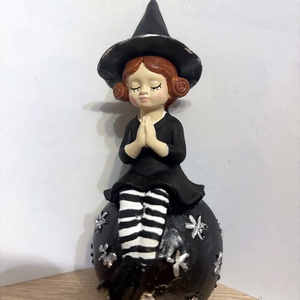 Gömbön ülő boszorkány kislány 11 cm - otthon & életmód - dekoráció - halloween - halloweeni asztaldísz - Meska.hu