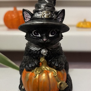 Boszi kalapos cica  Halloween dekor, Otthon & Életmód, Dekoráció, Halloween, Halloweeni dekoráció, Gipszöntés, Festett tárgyak, MESKA