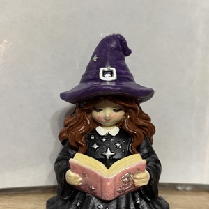 Varázskönyves boszorkány kislány 10 cm - otthon & életmód - dekoráció - halloween - halloweeni asztaldísz - Meska.hu