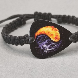 Mindörökké rock - Gitárpengetős makramé karkötő Jin-Jang szimbólummal - ékszer - karkötő - karkötő medállal - Meska.hu
