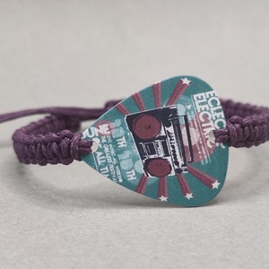 Mindörökké rock - Gitárpengetős makramé karkötő retro zenés mintával - ékszer - karkötő - karkötő medállal - Meska.hu