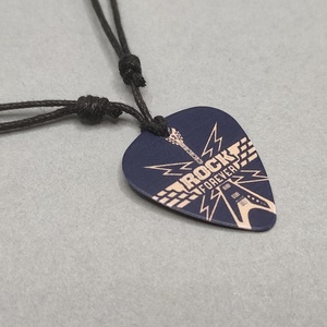 Mindörökké rock - gitárpengetős csúszócsomós nyaklánc gitár motívummal - ékszer - nyaklánc - medálos nyaklánc - Meska.hu