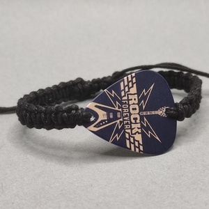 Mindörökké rock - Gitár motívumos gitárpengetős makramé karkötő - ékszer - karkötő - karkötő medállal - Meska.hu