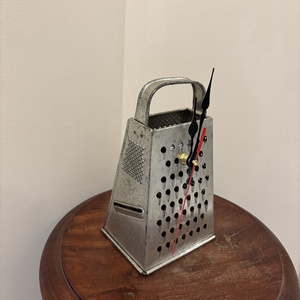 Régi reszelő, sajt reszelő óra - otthon & életmód - dekoráció - fali és függő dekoráció - falióra & óra - Meska.hu