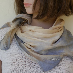 PONGE KENDŐ - batikolt 100% hernyóselyem kendő / mogyoró, szürke - Meska.hu