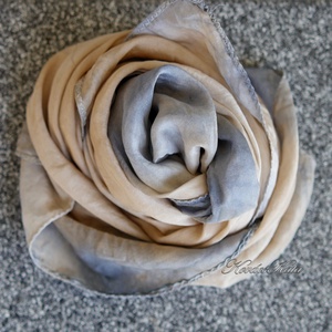 PONGE KENDŐ - batikolt 100% hernyóselyem kendő / mogyoró, szürke - ruha & divat - sál, sapka, kendő - kendő - Meska.hu