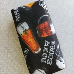 Sörös korsó mintás bélelt papírzsebkendő tartó - táska & tok - pénztárca & más tok - zsebkendőtartó tok - Meska.hu