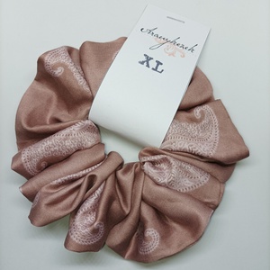 Púder színű-kasmír mintás-pamutszatén-csodálatos scrunchie-textil hajgumi XL méretben  - Meska.hu