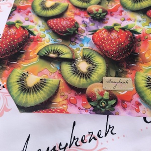 Eper és kivi mintás-Vízálló uzsonnás tasak kézben vihető-PUL béléssel-Vállon is viheted egy megvásárolható pánttal - táska & tok - uzsonna- & ebéd tartó - ebéd tasak, doboz - Meska.hu