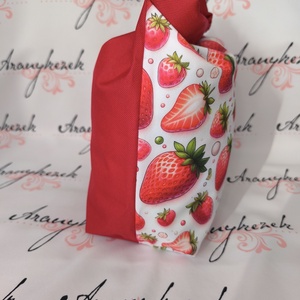 Eper mintás-Vízálló uzsonnás tasak kézben vihető-PUL béléssel-Vállon is viheted egy megvásárolható pánttal - táska & tok - uzsonna- & ebéd tartó - ebéd tasak, doboz - Meska.hu