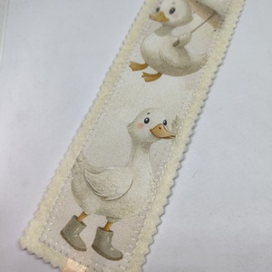 Kis kacsák esőben-könyvjelző , Könyv & Zene, Könyvjelző, Varrás, Mindenmás, Gyapjúfilcre aplikáltam az anyagot.
Nagyon sok munkám a környezetet tudatosság jegyében készül. 
Íg..., MESKA