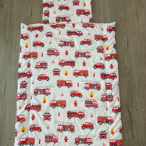 Takaró-párna szett, Baba - mama, Baba ágynemű, Szett kiságyba, Varrás, Takaró méret: 77x100
Párna méret: 30x40
Prémium vatelinnel töltött pamutvászon, takaró párna szett...., MESKA
