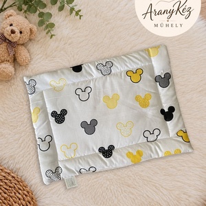 Sárga Mickey-s baba/ovis lapos párna, Játék & Sport, Ovis felszerelés, Ovis párna, kispárna, Varrás, Méret: 30x40
Anyag: Pamut és Vatelin

Lapos kialakítású ovis kispárna.

Vékony, műszál töltetű párn..., MESKA