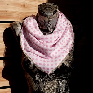 Babapöttyös kis kendő (csipkés, rózsaszín-fehér) -  - Meska.hu