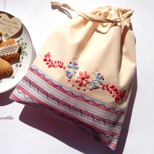 Kézzel hímzett konyhai tároló zsák/ kenyeres zsák (hímzett, vajszínű-kék-piros) - Aranypántlika - táska & tok - bevásárlás & shopper táska - kenyeres zsák - Meska.hu